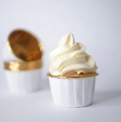 baking cups vita med gulddetalj