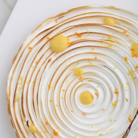 Eldrivet roterande tårtfat