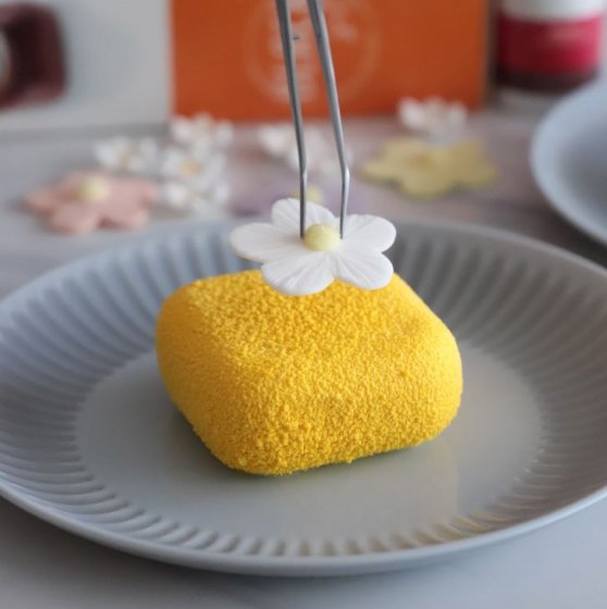 Dekora Velvet Spray Keltainen 400 ml