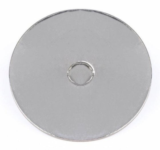 Tårtbricka med perforerat hål i mitten