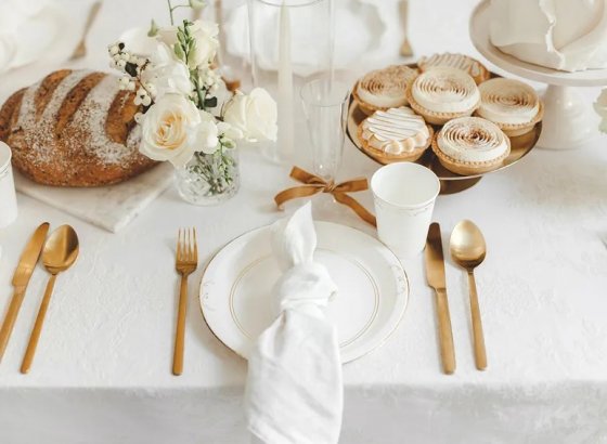 Papperstallrikar vit med gulddetaljer