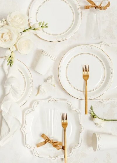 Papperstallrikar - Vita med guldornament 26 cm