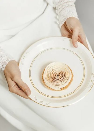 Papperstallrikar vit med gulddetaljer