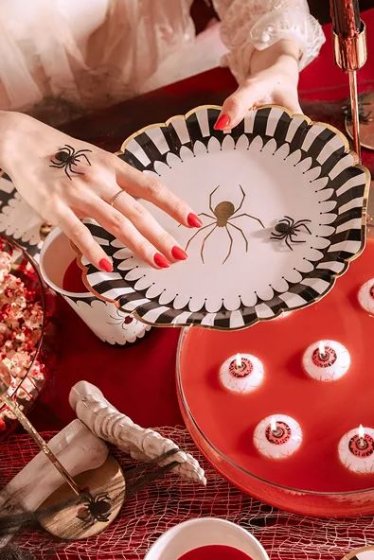 Papperstallrikar spindlar