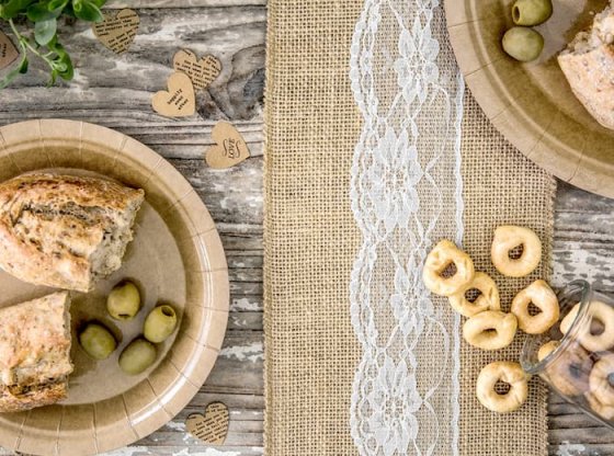 Löpare i jute med spets