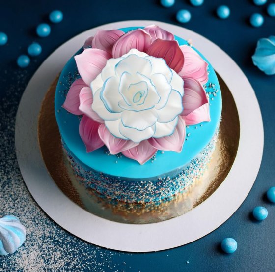 Blå ros tårtdekoration