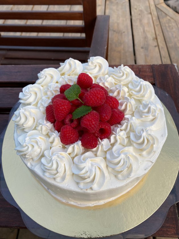 Midsommartårta gräddtårta med bär