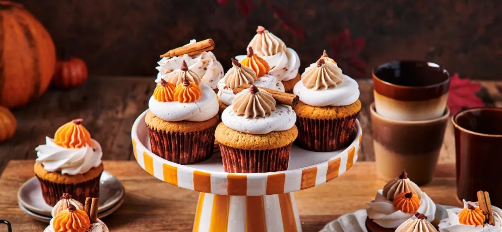 Pumpa-cupcakes med Pumpkin Spice och spritsade pumpor